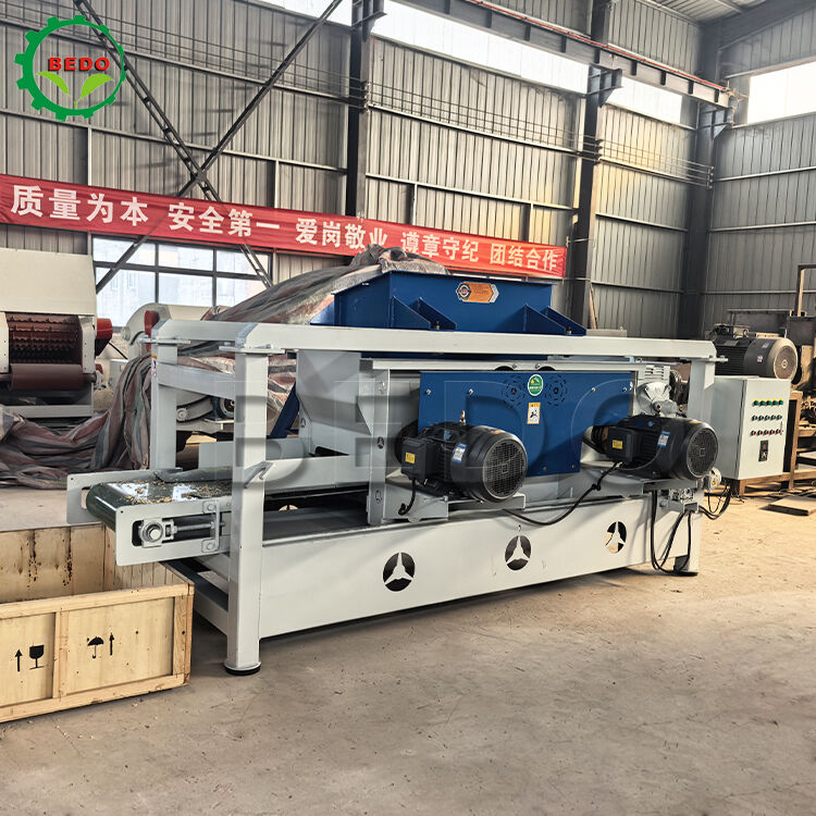 Máquina de virutas de madera con rodillo de 125 mm de diámetro, 4kw de potencia de funcionamiento y tamaño de salida personalizado para varios tipos de madera