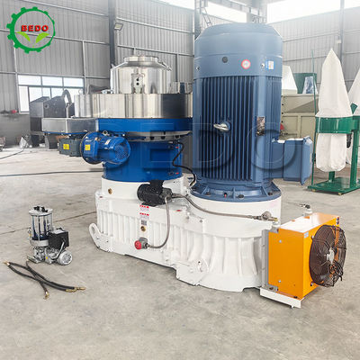 5000 kg de peso Molino de pellets de madera controlado por PLC con bomba de engranajes de 0,15kw